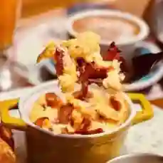 Porcion de huevos con tocineta