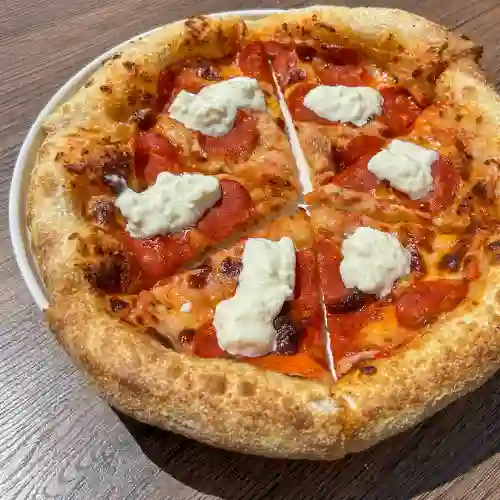 Pizza Peproni con Stracciatella