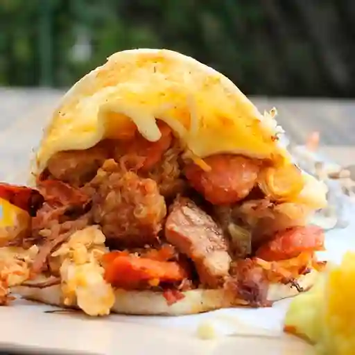 Arepa Mixta Chorizo Chicharrón