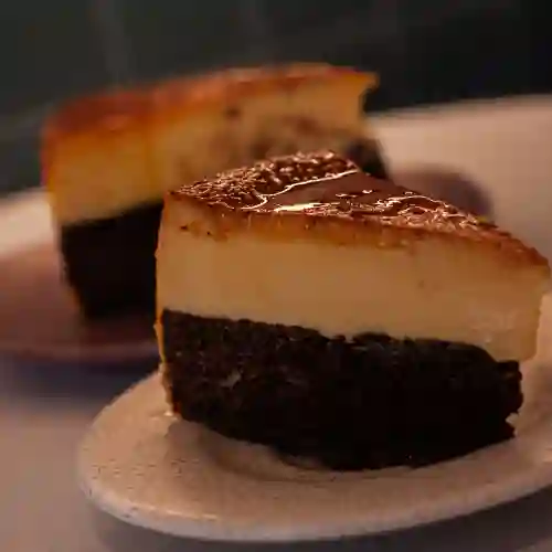 Porción de Leche Asada con Torta de Chocolate