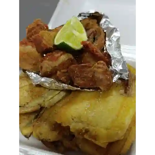Patacones con Chicharron