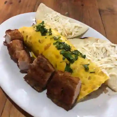 Omelette Paisa con Chicharrón