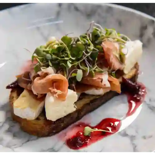 Sobrepan de Camembert y Serrano.