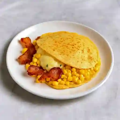 Arepa huevos revueltos, maíz y tocineta