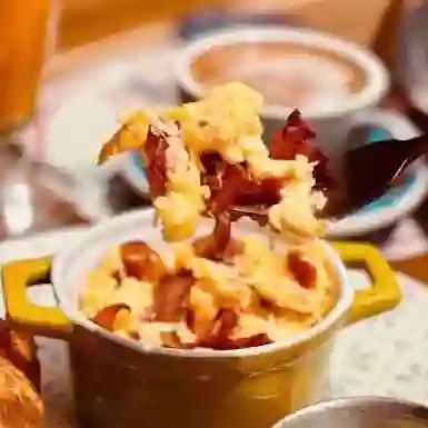 Porcion de huevos con tocineta
