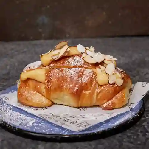 Medialuna Crema Pastelera y Almendras