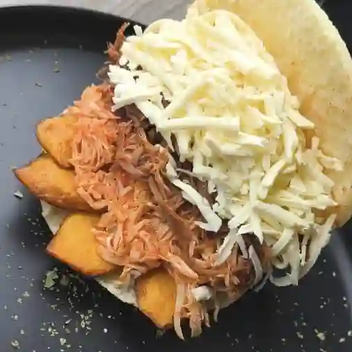 Arepa mixta + tajada + queso blanco
