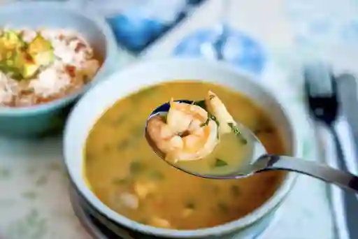 Caldo de Pescado y Camarón