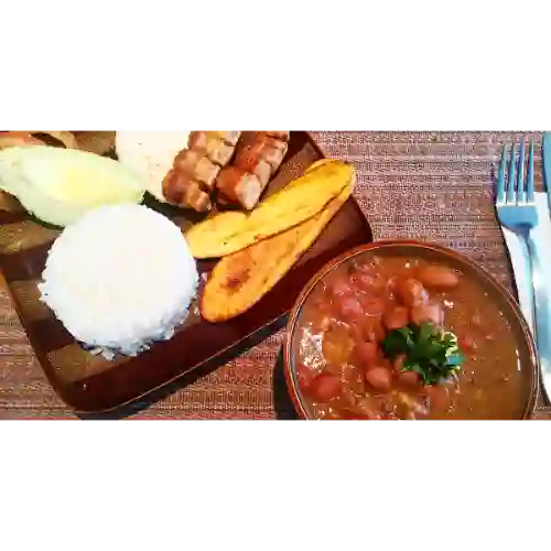 Frijolada con Chicharrron