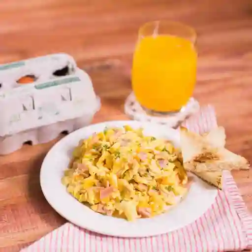 Huevos Revueltos con Tocineta Ahumada + Jugo de Naranja