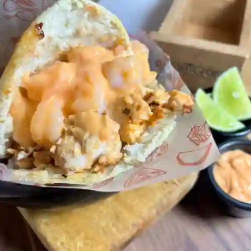 Arepa Empechugada con Camarones