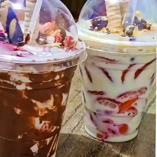 Fresas con crema más toppings