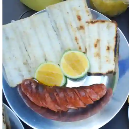 Chorizo de Cerdo con Arepa