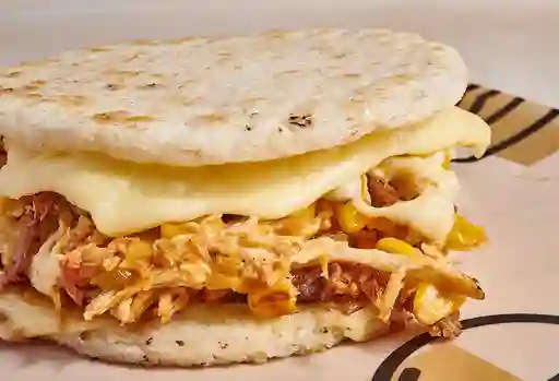 Arepa rellena, papas y bebida