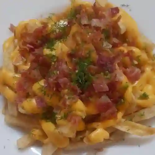 Papas con Tocineta y Salsa de Cheddar