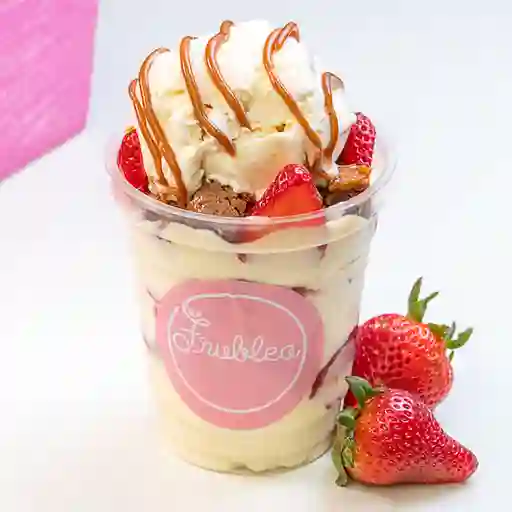 Fresas con Crema, Arequipe, Brownie y Helado