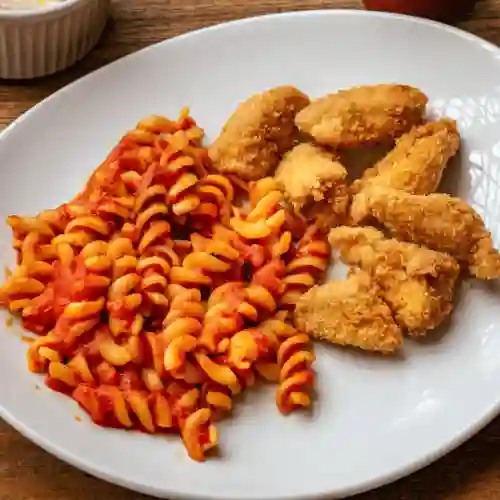 Nuggets de Pollo con Fusilli Napolitano