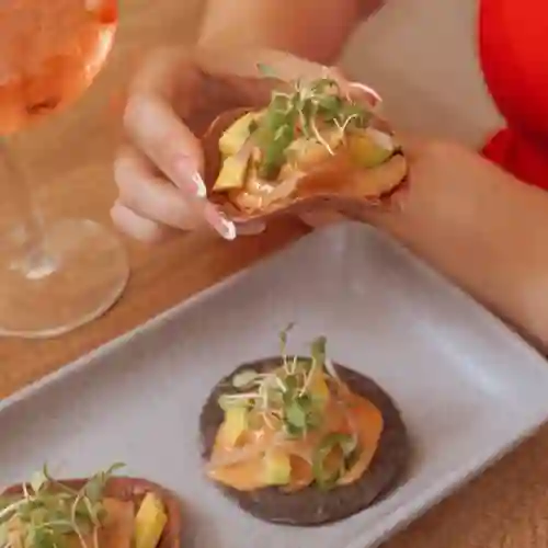 Tostadas de Maíz con Cóctel de Camarón