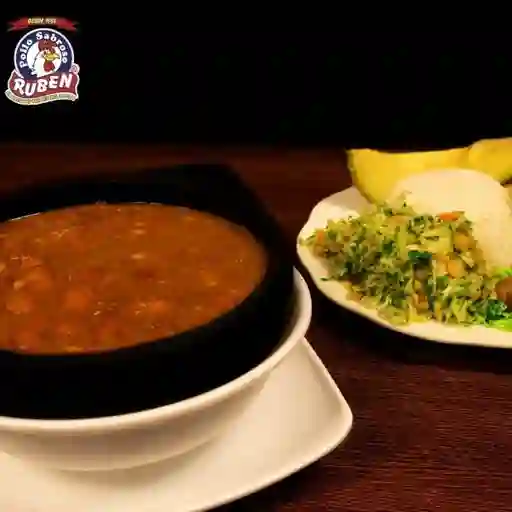 Frijoles con Chicharrón y Aguacate