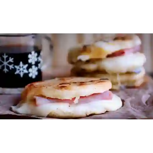 Arepa Sencilla Jamon y Queso
