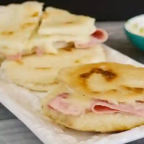 Arepa Rellena con Jamón