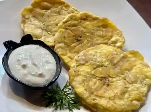 Patacones con suero costeño