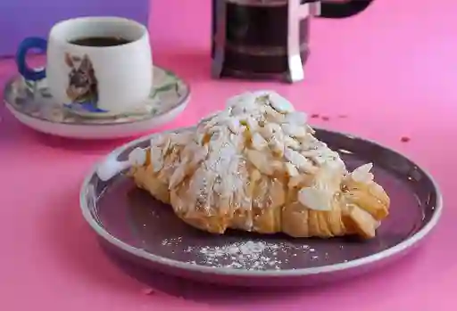 Croissant con Prensa de Café Tinto 12 Oz