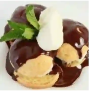 Profiteroles con Chocolate