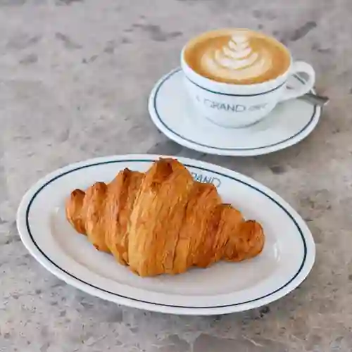 Croissant Mantequilla y Cappucino