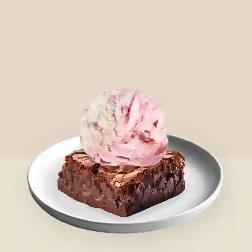 Brownie con Helado de Yogurt Amarena