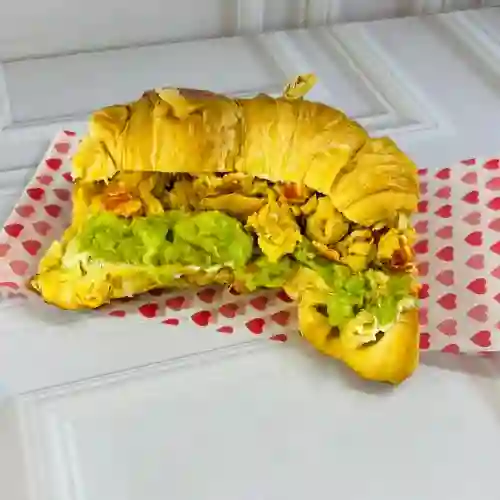 Croissant con Huevos Pericos