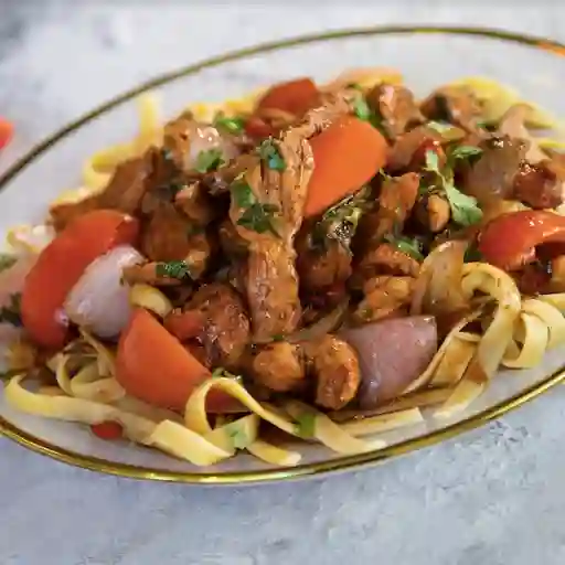 Tallarín con Pollo Saltado