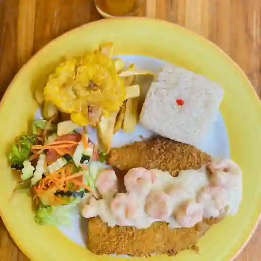 Tilapia apanada en salsa de camarones