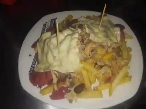 Salchipapa con Pollo y Champiñones