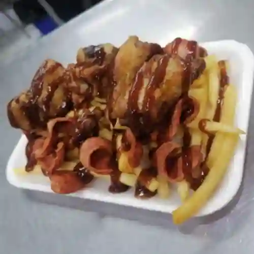 Salchipapa con Costilla