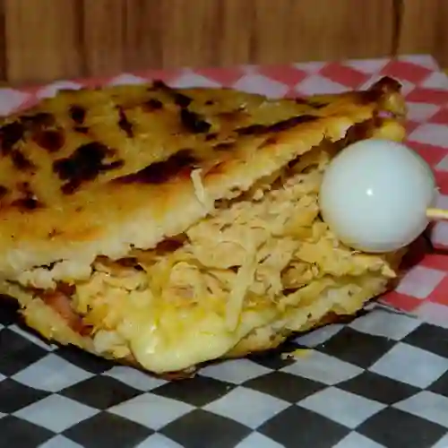 Arepa con Queso, Jamón y Pollo