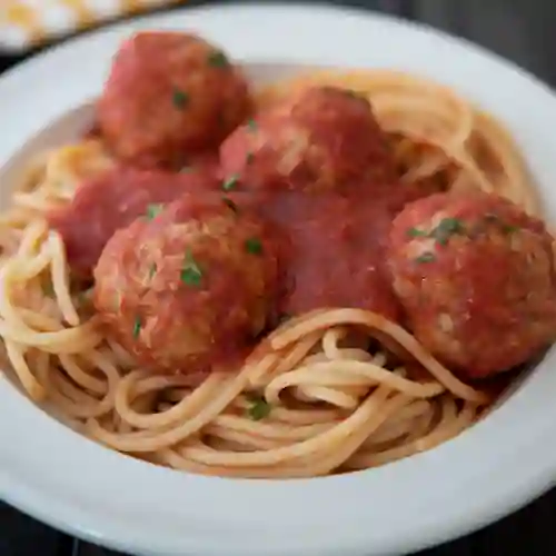 Pasta en Plato Albóndigas a la Italiana