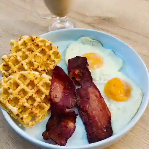 Waffle de Pandebono con Huevo y Tocino
