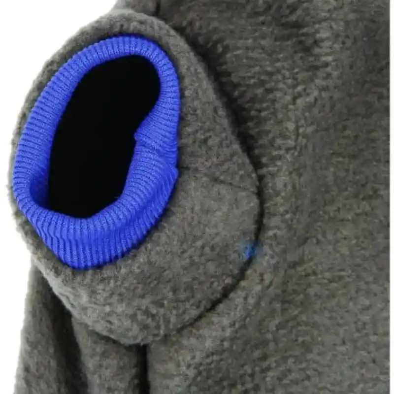 Chaqueta Térmica Con Capucha. Ideal Para Perros Pequeños. Las Mangas y el Cuello Son de Color Azul y el Cuerpo y la Capucha de Color Gris. En la Parte de Abajo o Cierre la Chaqueta Tiene un Cordón Para Ajustarla al Cuerpo de la Mascota. Sku 7703220003440