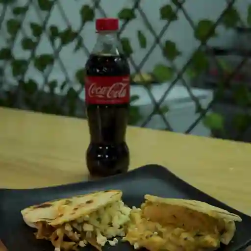 Arepa rellena pollo o carne + coca cola