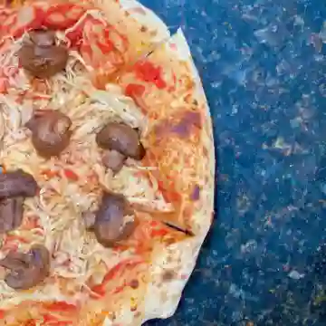 Pizza Pollo Provenzal y Champiñones