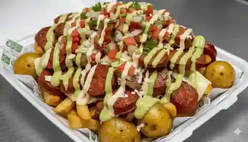 Salchipapa de Pico e Gallo