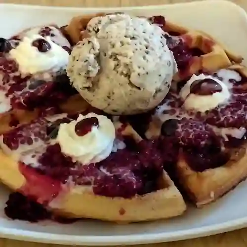 Waffle Frutos Rojos con Helado