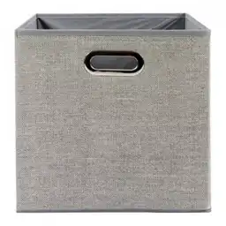 Caja de Tela Elaborada en Polipropileno no Tejido. Superficie Lisa. Contraste Mate. Forma Cuadrada. Color Beige. Tiene Asa en la Parte Frontal. En la Parte Inferior Tiene Cremallera y Fondo. Practica. Organizadora. Para Todo Tipo de Objetos. Elaborada en C