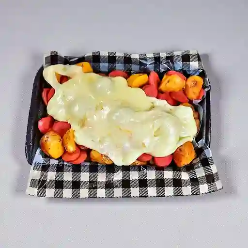 Salchipapa gratinada