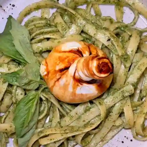 Fettuccine Al Pesto Genovese con Burrata