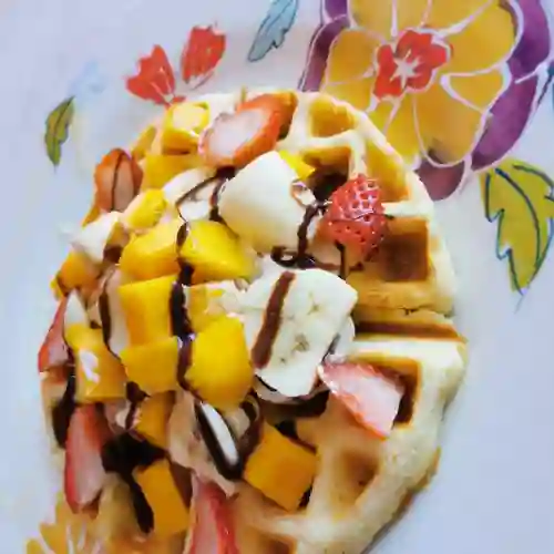 Waffle con Fruta y Helado