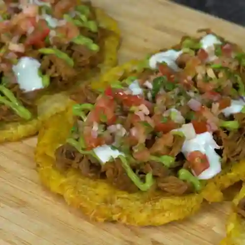 Patacones con Pollo y Carne