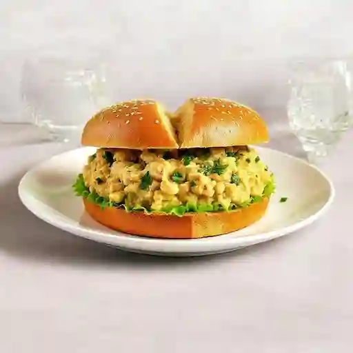 Sándwich atún-batido verde