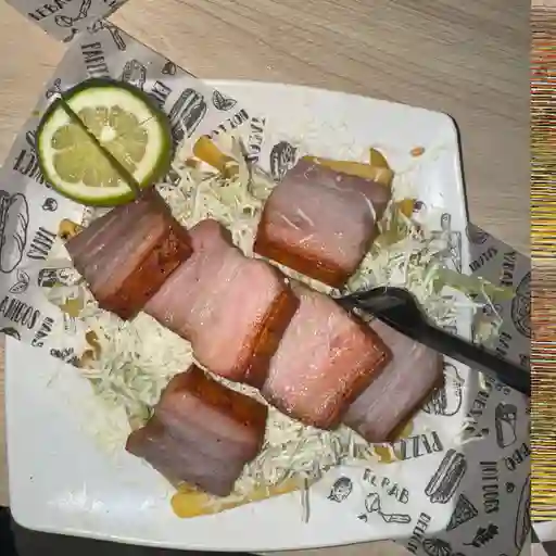 Salchipapa chicharrón